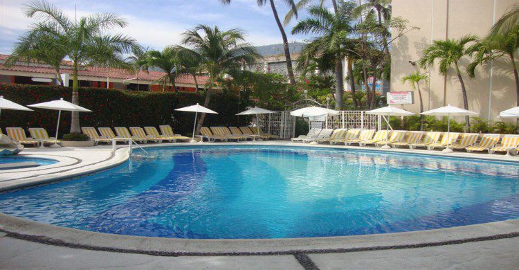 Sands Acapulco Hotel and Bungalows con alberca al aire libre, camastros y palmeras