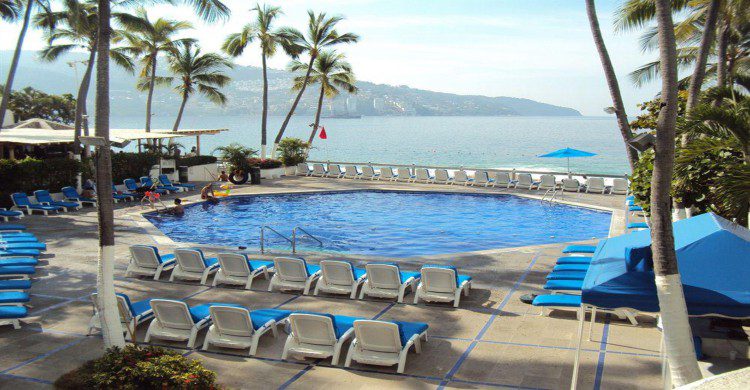 Hotel Acapulco Turquesa alberca con vista al mar de día