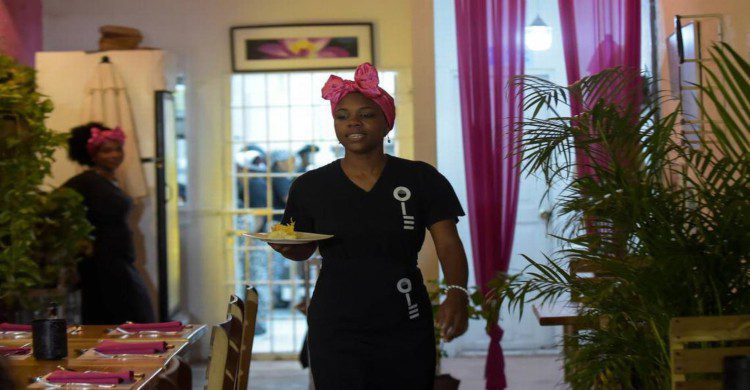 Mujer reclusa de San Diego con uniforme negro atendiendo el restaurante Interno