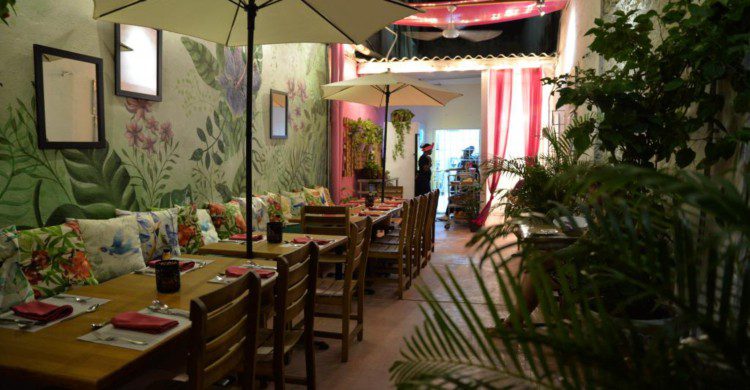 Decoración con murales de flores en el restaurante Interno en Colombia