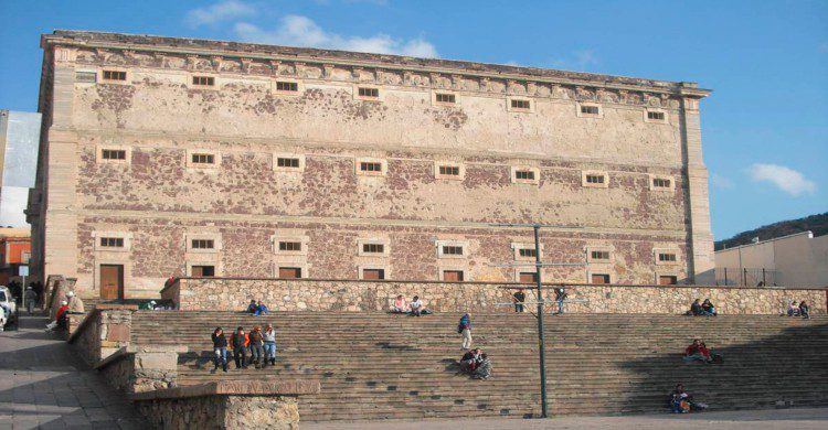 Alhóndiga de Granaditas de día con turistas en las escaleras 