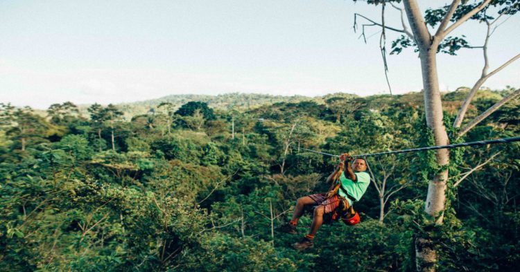 Reserva de Monteverde, hombre en tirolesa entre la selva