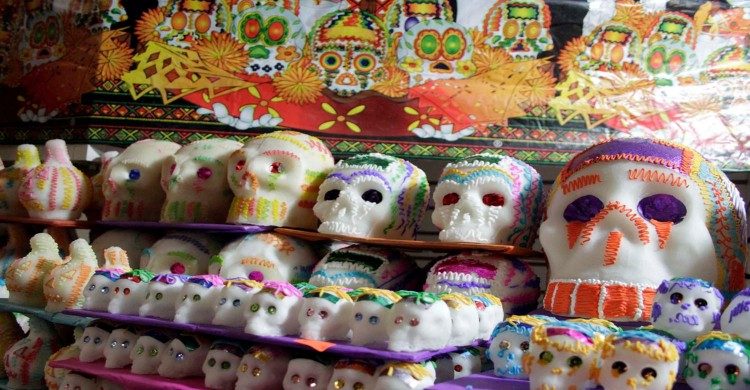 Calaveritas de azúcar decoradas con colores