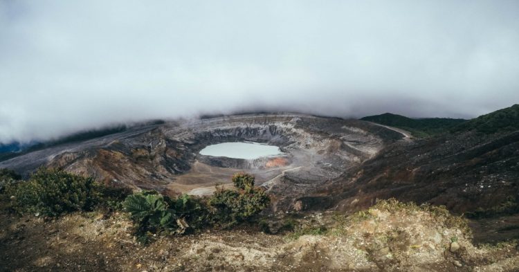 Parque Nacional Volcán Poás, Costa Rica con exhalación 