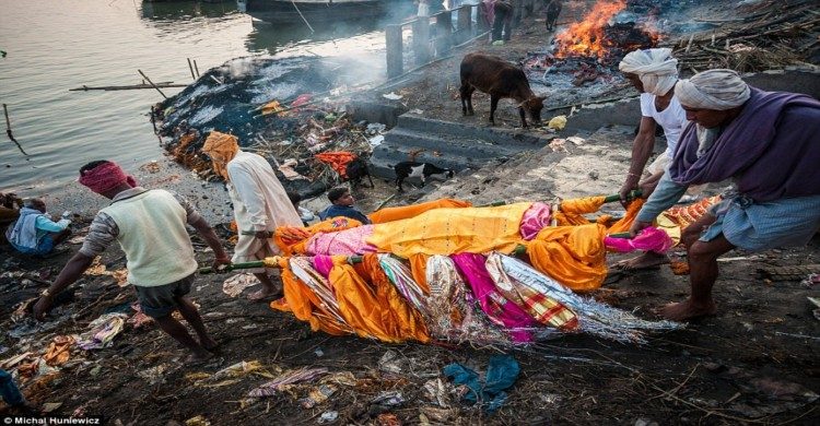 Personas cremando a un difunto en la India