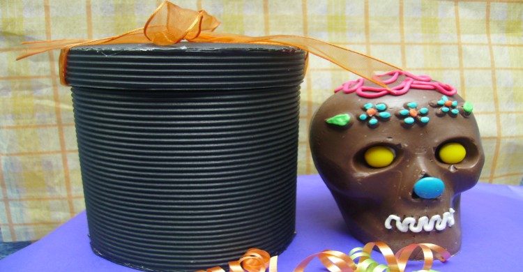 Calavera de chocolate con lunetas en ojos y nariz 