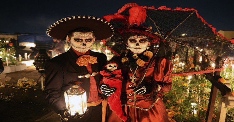 Hombre y Mujer disfrazados de Catrinas en Teotihuacán de noche