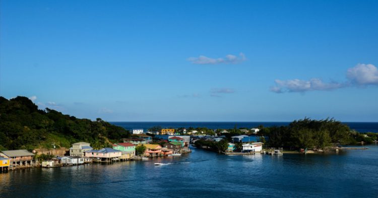 Roatán, Honduras vista panorámica de día con cielo azul