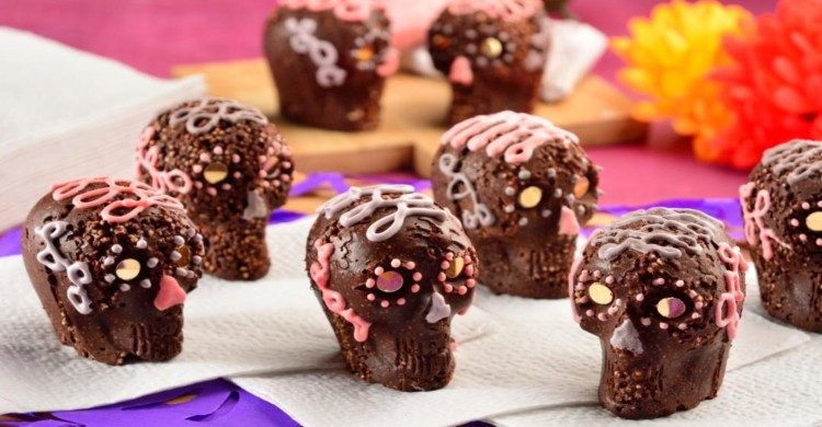 Calaveritas de chocolate con decoración rosa