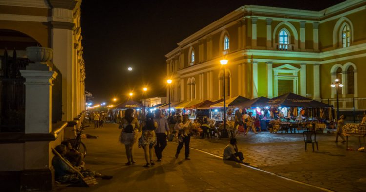 Nicaragua ciudad de noche con turistas