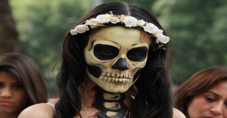 Mujer con maquillaje de catrina de día