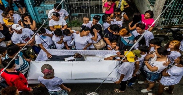Personas reunidas en un funeral de Filipinas con el difunto en el centro 