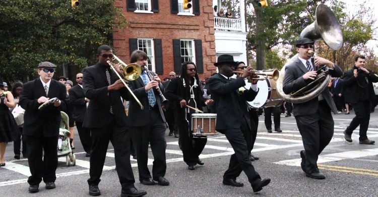 Músicos de jazz vestidos de negro en funeral de Nueva Orleans, Estados Unidos 