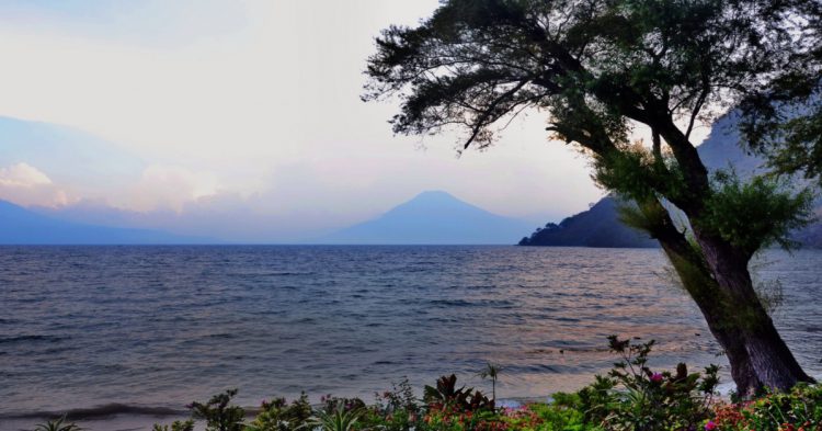 Lago Atitlán, Guatemala con cielo nublado y volcanes