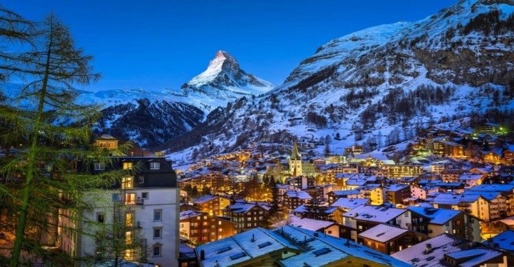 Ciudad de Albinen en Suiza al anochecer con montañas nevadas
