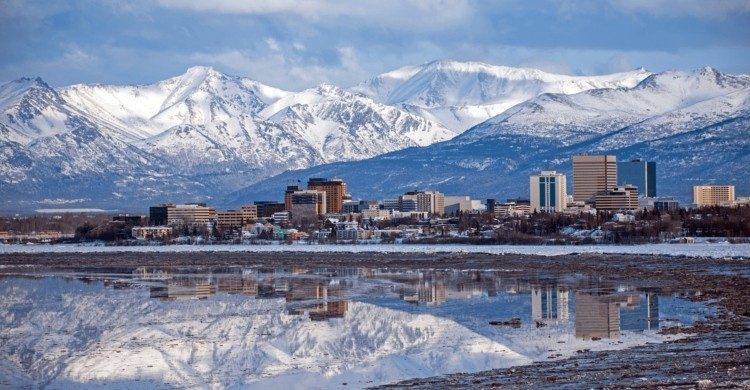 Alaska con nive y montañas de fondo de día