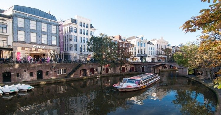 Ciudad de Utrecht, Holanda de día con canal