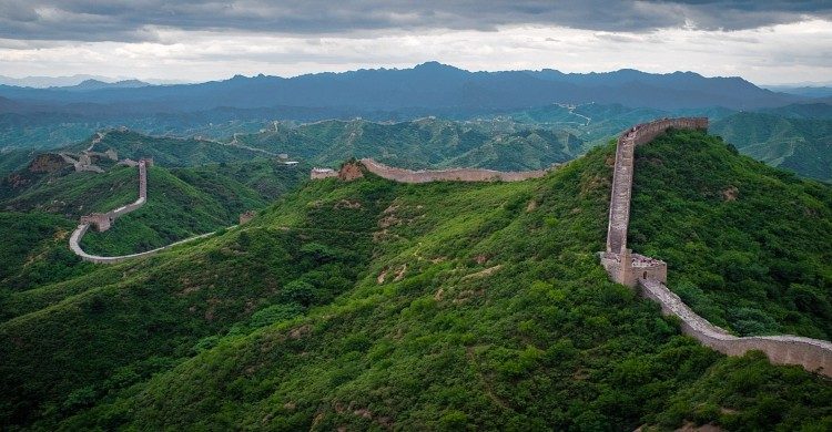 Muralla China entre vegetación verde de día, vista panorámica