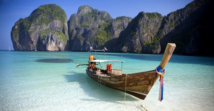 Kayak en Phi Phi Leh, Tailandia a la orilla del mar turquesa de día con montañas de fondo