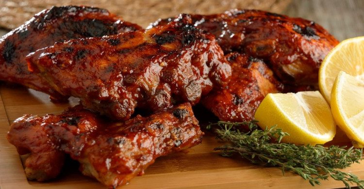 Costillas al carbón con salsa y limón