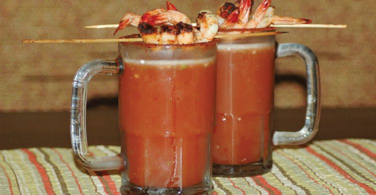 Dos micheladas con brochetas de camarón