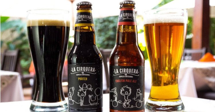Cerveza artesanal clara y oscura con botellas al lado