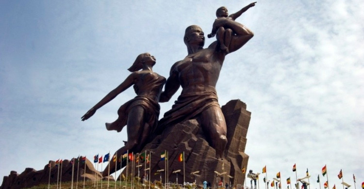 Estatua de hombre, mujer y niño de día