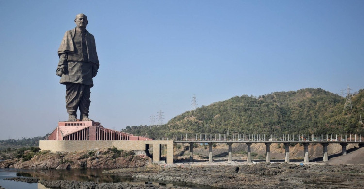Estatua de día con cielo azul y puente de día