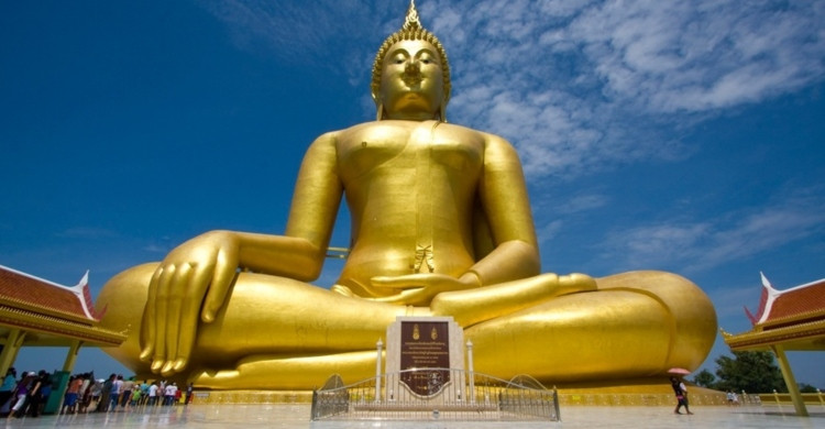 Estatua de Buda dorado con cielo azul de día