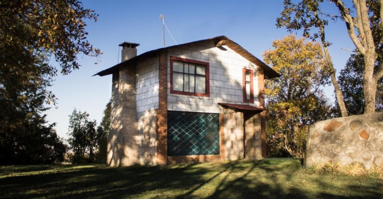 Cabaña pintada de blanco de día en áreas verdes