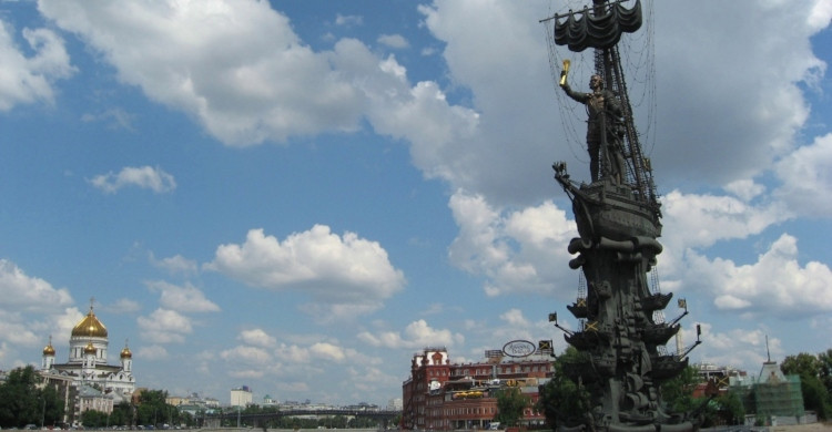 Estatua en barco al lado de edificio de día