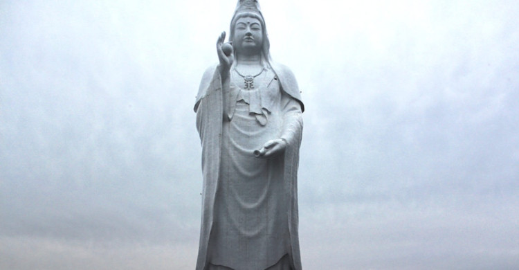 Estatua blanca con cielo nublado de día