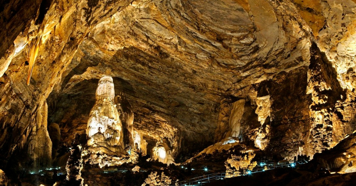 Grutas de Cacahuamilpa con botella y luces