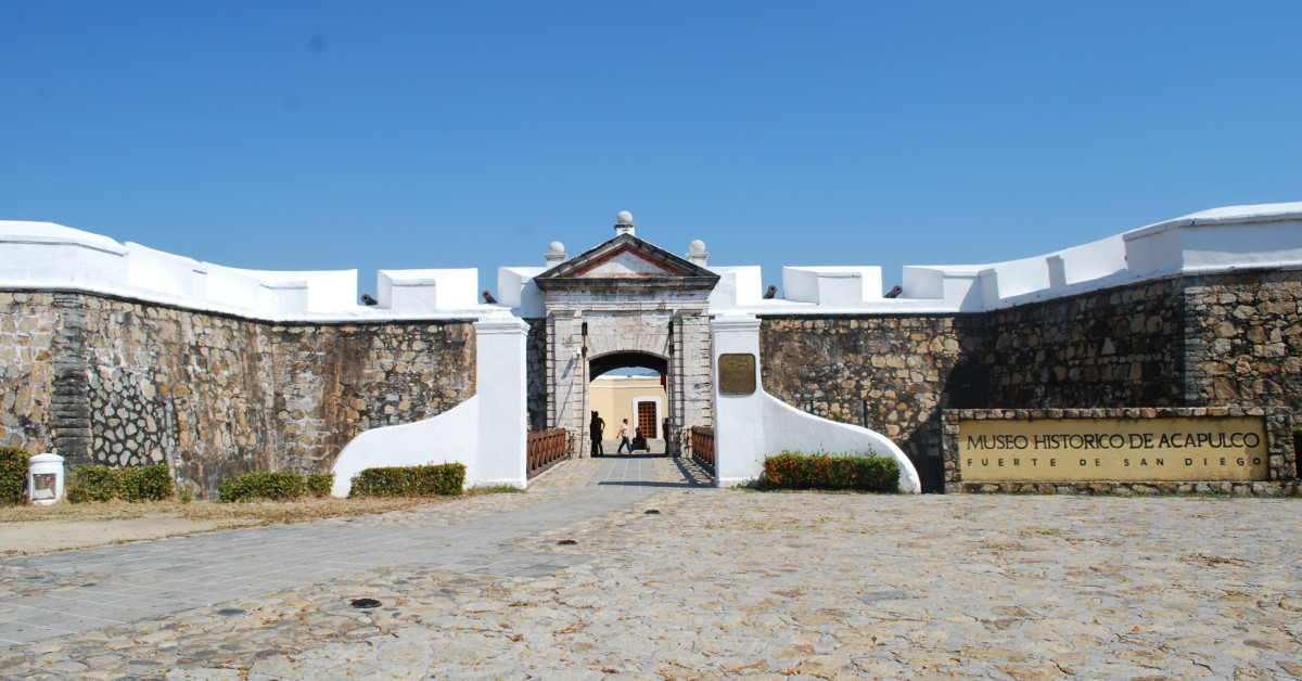 Fuerte de San Diego de día con cielo azul