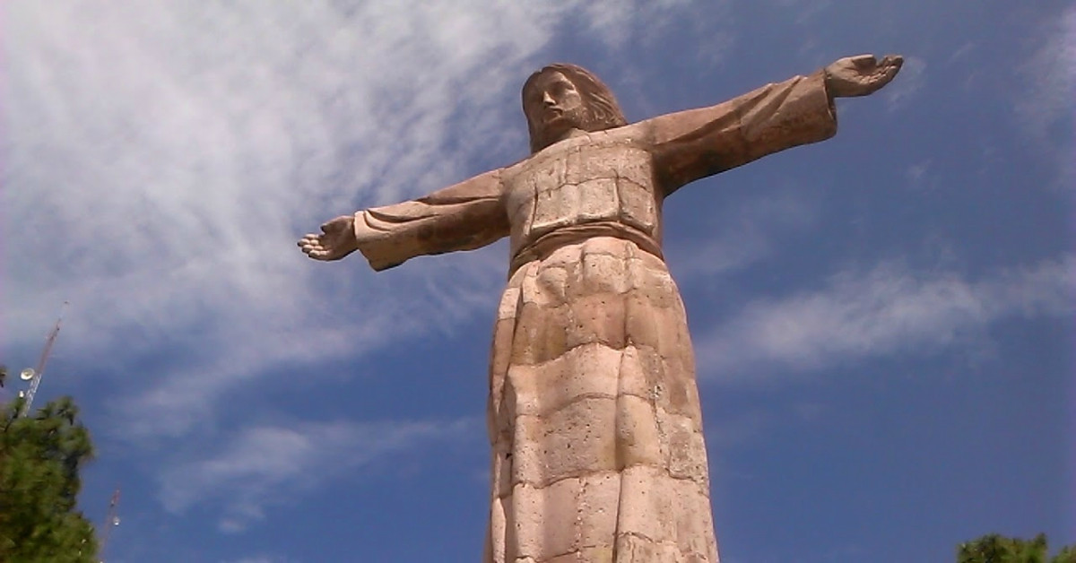 Cristo Monumental de Taxco de día con cielo azul con pocas nubes
