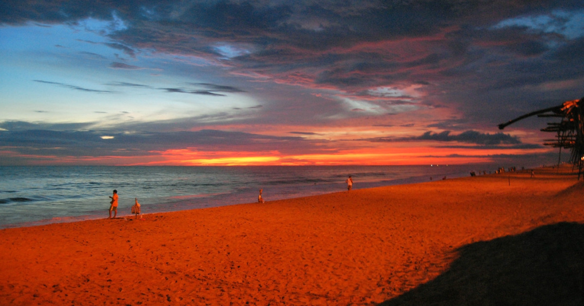 playa Pie de la Cuesta al atardecer con personas