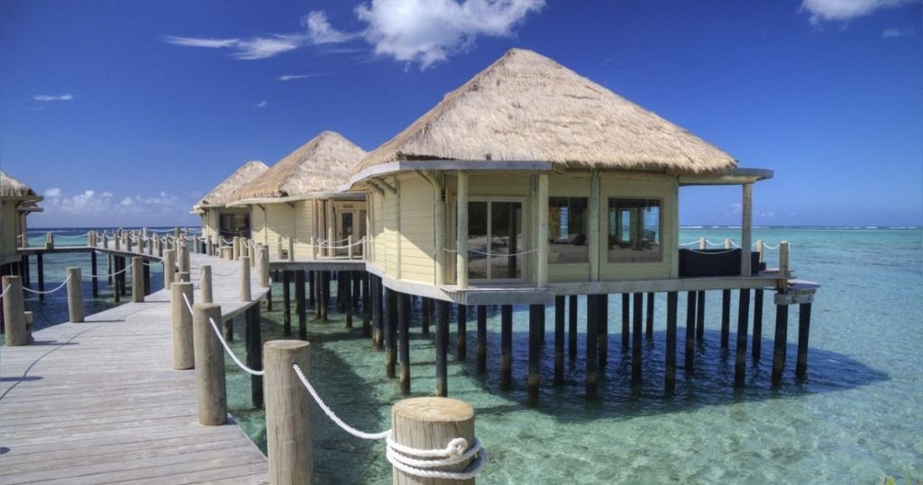Sigue leyendo Palafitos, el hotel son suites sobre el mar